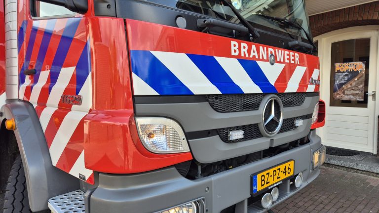 Ontruimingen bij zolderbrand Weert: rolstoelen over opgebroken straat