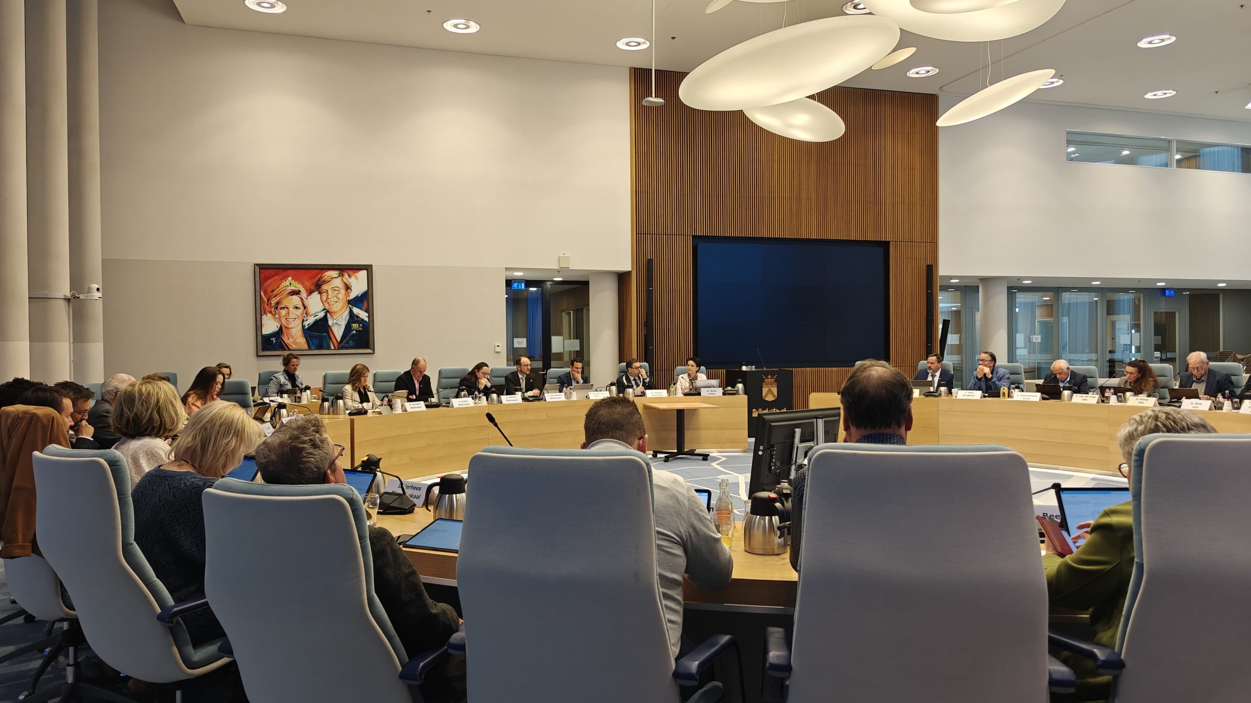 Laatste raadsvergadering in Weert vol debat over Theater De Huiskamer en de hoornaar