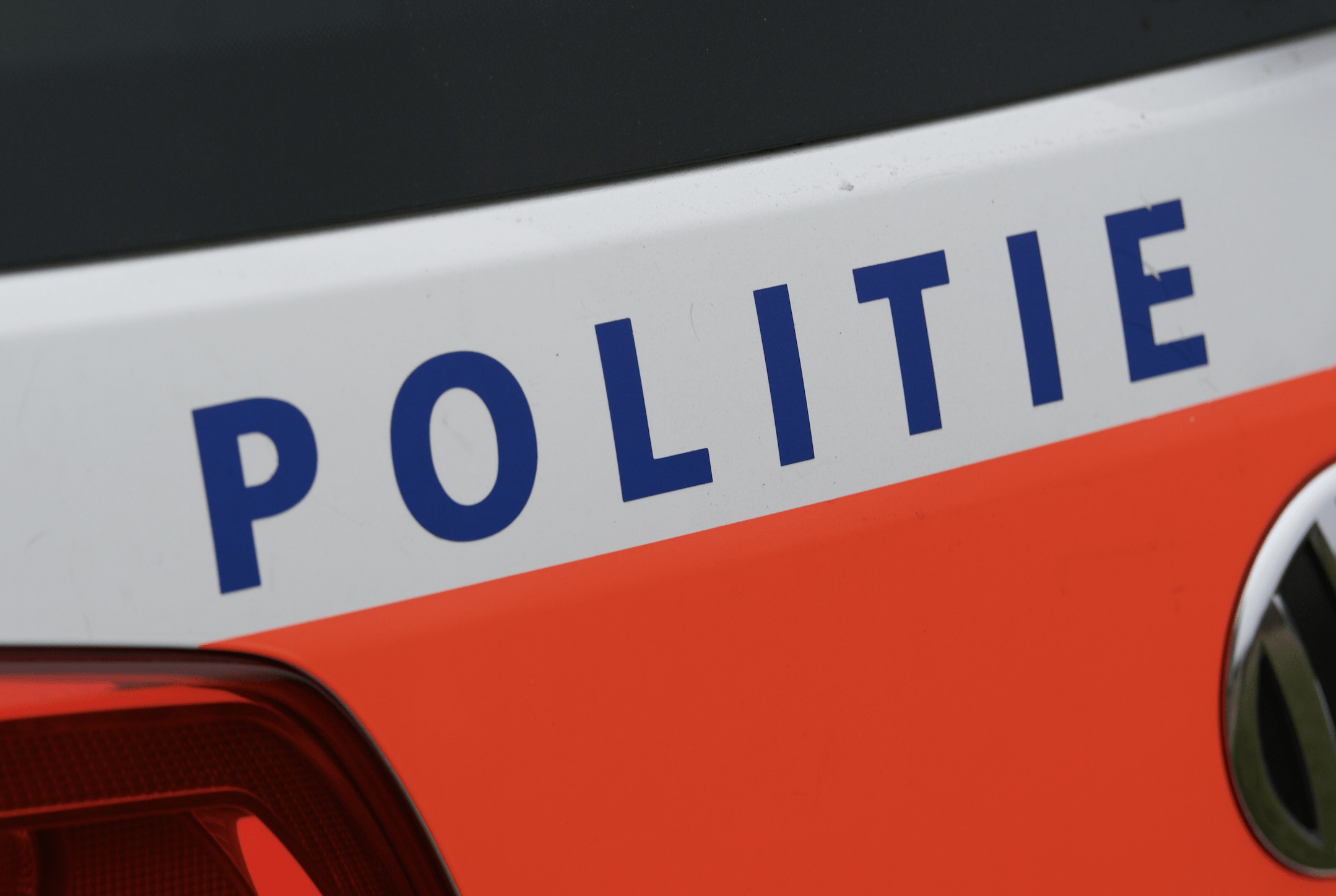 Vreemde geur Ospel, politie neemt spullen voor drugslab in beslag