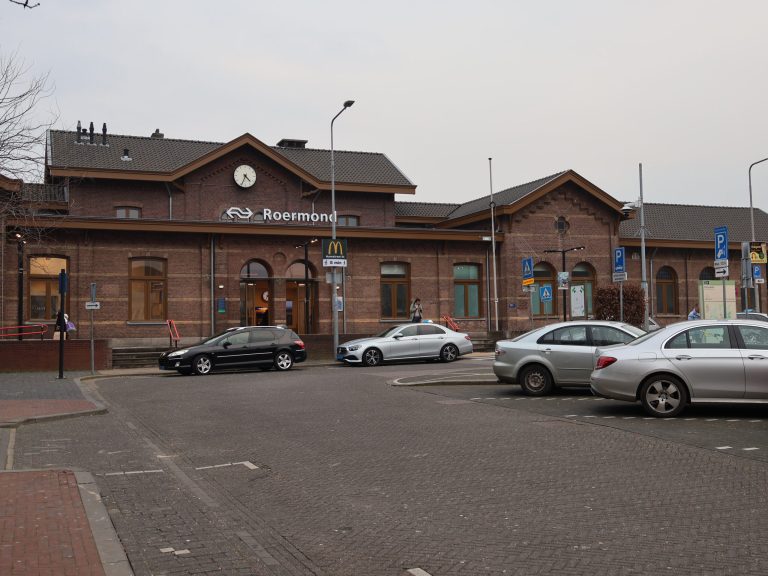 Na vernielde herdenkingskrans station Weert is in Roermond krans gestolen: NS geschokt