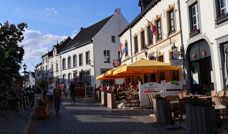 Broeierig weekend met kans op stevige onweersbuien, KNMI geeft code geel af