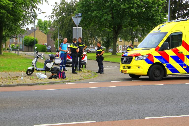 Vrouw op scooter gewond bij aanrijding met auto in Weert