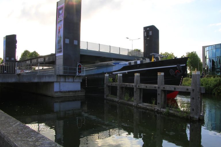 Opnieuw botst schip op stadsbrug Weert, brug voorlopig buiten gebruik