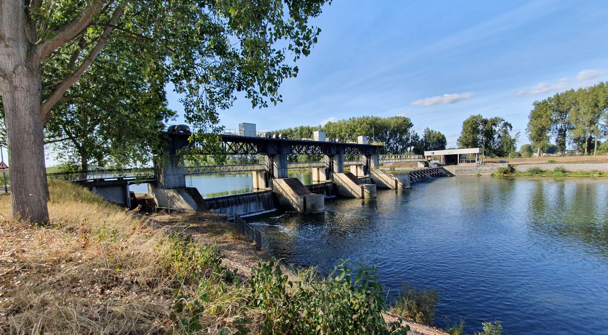 Rijkswaterstaat grijpt in bij Maas: waterpeil onder druk door aanhoudende droogte