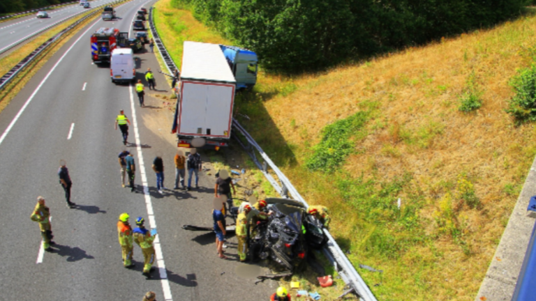 Auto en vrachtwagen botsen op A2: traumahelikopter land op snelweg