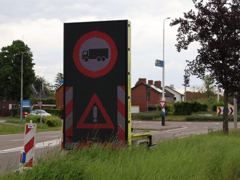 Extra maatregel bij brug Roosteren en Kelperbrug: provincie plaatst hoogteportalen