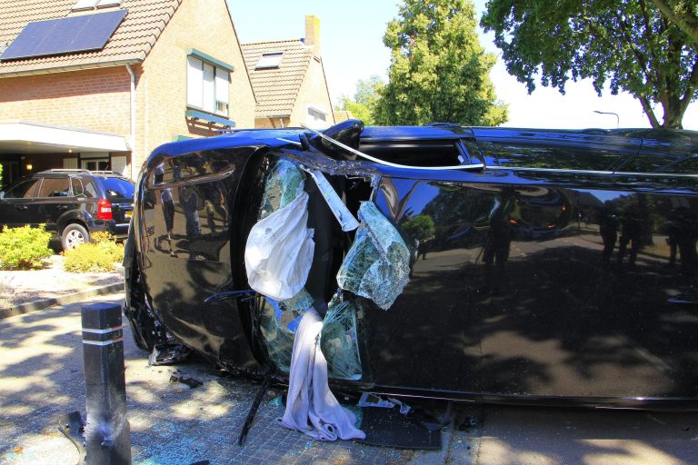 Auto belandt op zijkant na botsing op parkeerplaats in Nederweert