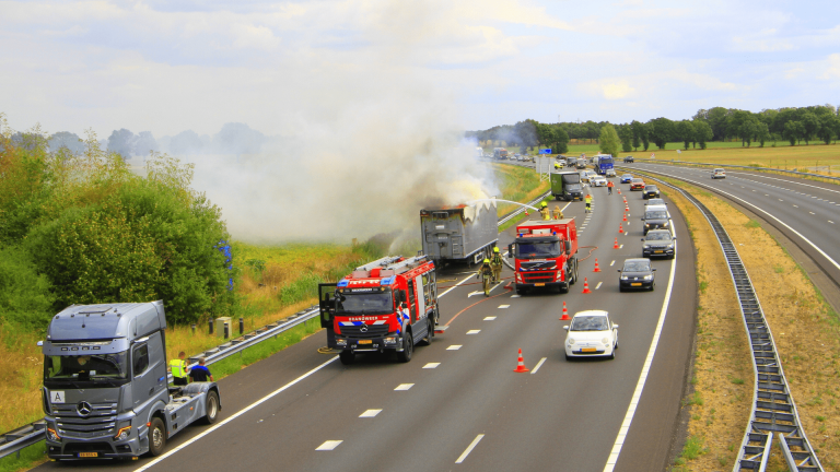 A2 bij Weert afgesloten vanwege vrachtwagenbrand