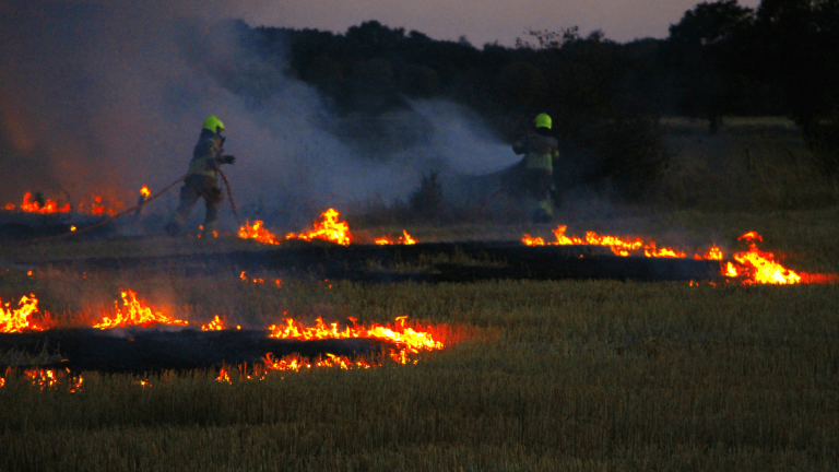 Brand op akker in Weert breidt zich snel uit