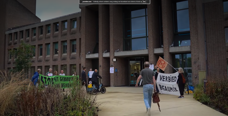 Demonstratie bij provinciehuis tegen gebruik Beaumix bij verbreding A2