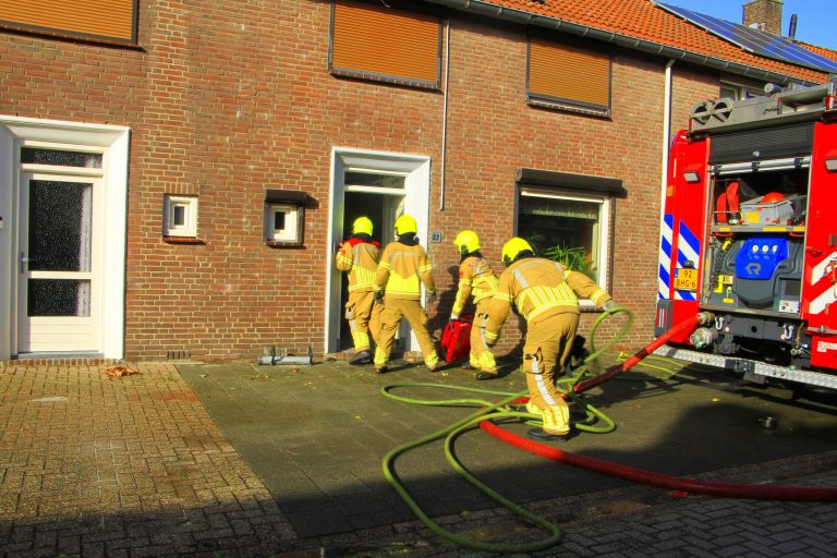 Brandweer ramt voordeur open vanwege vergeten pan op vuur