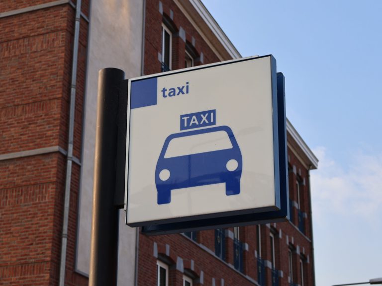 Ospels taxibedrijf met 187 medewerkers failliet, hoop op doorstart